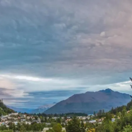 Hot Tub And Views Over Central Queenstown - Entire Holiday House Exterior photo