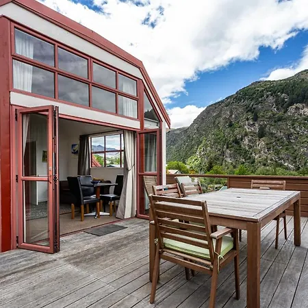 Hot Tub And Views Over Central Queenstown - Entire Holiday House Exterior photo