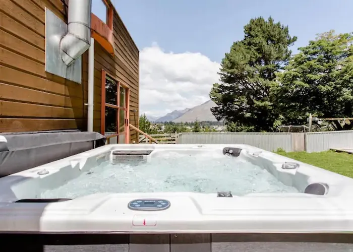 Hot Tub And Views Over Central Queenstown - Entire Holiday House